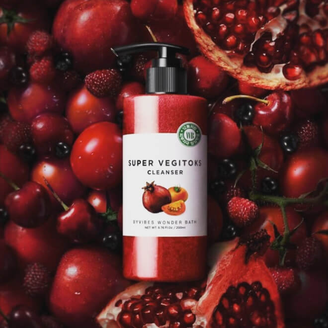 Wonder Bath Super Vegitoks Cleanser 300 ml. (Red) บับเบิ้ลคลีนเซอร์สุดฮิต !! สูตรใหม่!!  สีแดง - สารสกัดจากผักผลไม้สีแดง ช่วยฟื้นฟูผิวที่คล้ำเสีย ปรับผิวให้ขาวกระจ่างใสอย่างเป็นธรรมชาติ ปรับให้สีผิวสม่ำเสมอ เรียบเนียน ช่วยลดเลือนรอยสิว รอยดำ รอยแดง และจุดด่างดำต่างๆได้อย่างมีประสิทธิภาพ ผิวจะดูใสขึ้น ไบรท์ขึ้นอย่างชัดเจน