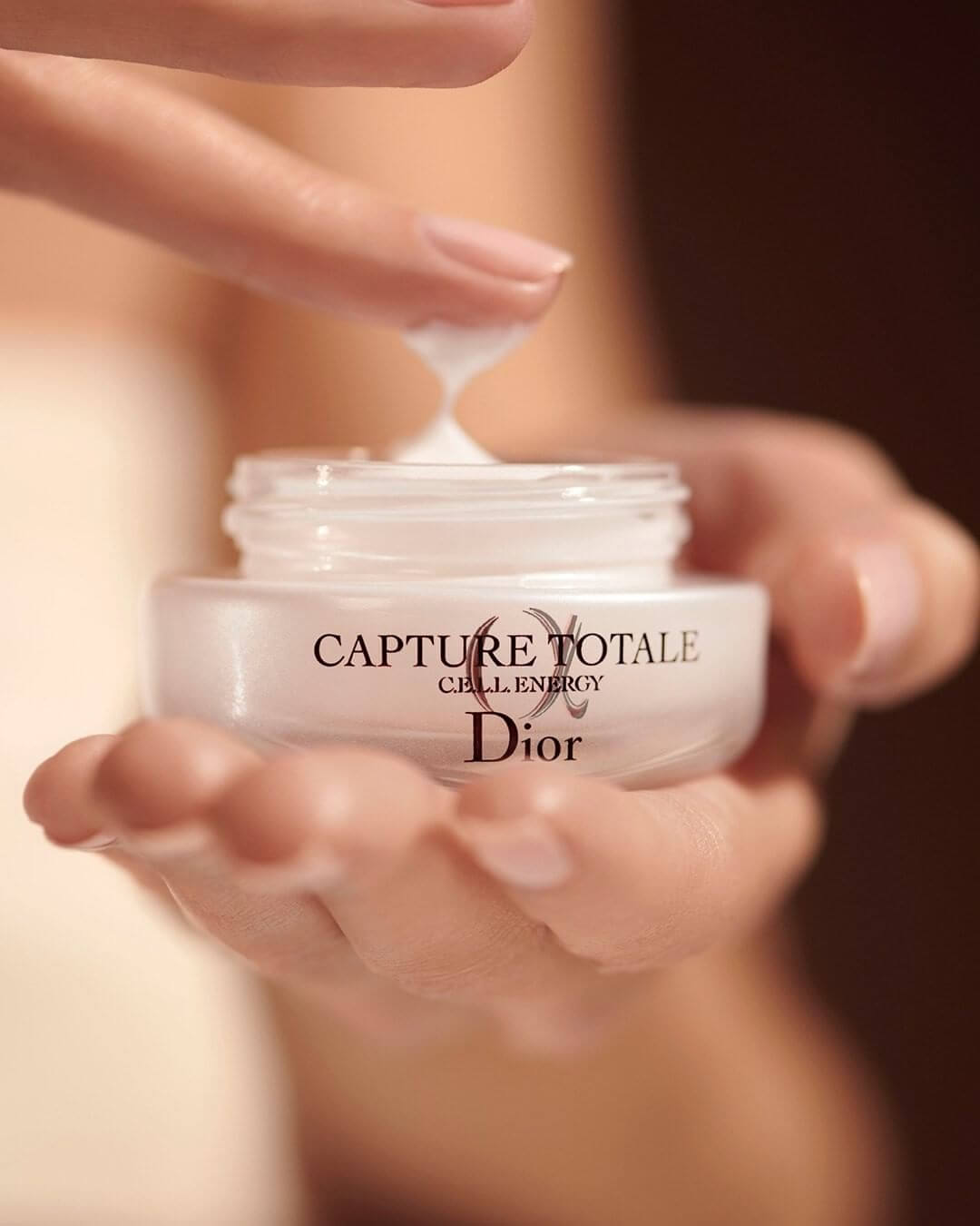 Dior Capture Totale Cell Energy Firming & Wrinkle-Correcting Creme 15 ml   เนื้อสัมผัสเบาสบายผิว ซึมง่าย ครีมฟื้นฟูผิวอย่างเข้มข้น เข้าถึงแก่นหัวใจของผิวเพื่อตรงเข้าจัดการสัญญาณริ้วรอยทั้งหมด แลดูเปล่งปลั่งกระจ่างใส อ่อนเยาว์ และสุขภาพดียิ่งขึ้นในทุกช่วงวัย