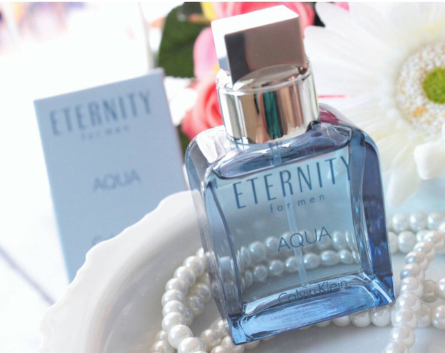 CK Calvin Klein Eternity Aqua For Men EDT   กลิ่นหอมที่สะท้อนความทันสมัย เรียบง่าย สบายๆ ให้กลิ่นหอมแนว Aquatic - Woody เปิดตัวด้วยกลิ่นไซตรัส แตงกวา และตามด้วยพืชสีเขียวและดอกบัว ปิดท้ายด้วยกลิ่นของมัสค์ และไม้จันทร์  