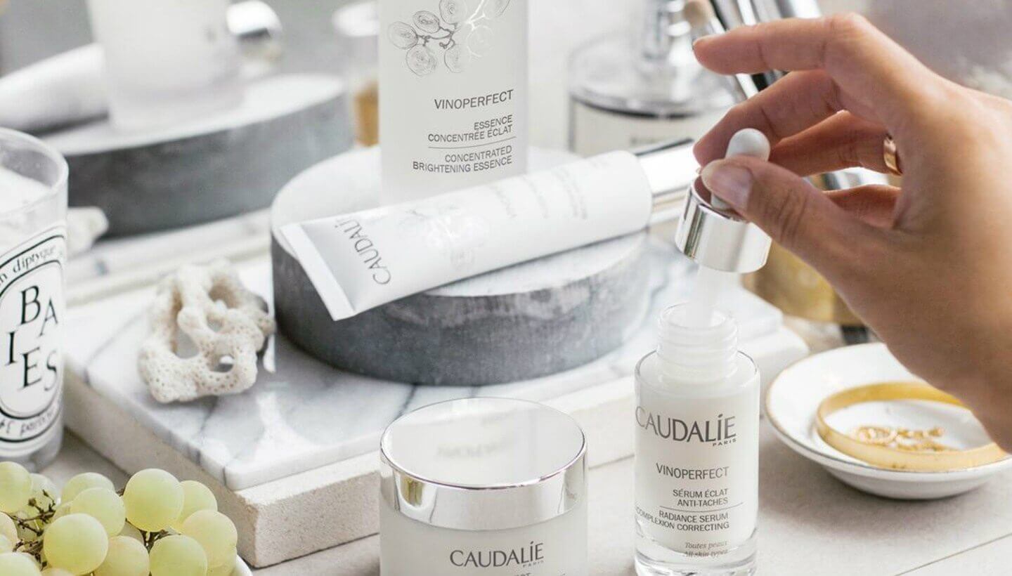 Caudalie Vinoperfect Radiance Serum Complexion Correcting​ 30 ml เซรั่มบำรุงผิวหน้าที่ขายดีที่สุดของแบรนด์ Caudalie ลดเลือนจุดด่างดำ รอยแผลเป็นจากสิว อย่างเห็นผล