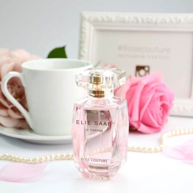 Elie Saab Parfum Rose Couture EDT กลิ่นเปิดฉากอันตระการตา กลิ่นแรกหลอมรวมความสดชื่นของกลีบดอกโบตั๋น บางเบาดุจแพรไหมไหวพลิ้วยามต้องลม ผสมความฉ่ำชื่นดุจหยาดน้ำค้างหยดตัวลงสู่น้ำหวานเกสรใจกลางดอกกุหลาบ  เพื่อดึงแง่มุมกลิ่นผลไม้ใจกลางพฤกษาที่แฝงตัวอยู่ภายนอกให้ออกมา และเติมความอ่อนหวานด้วยไออุ่นของวานิลลา  พลังรัญจวนเสน่ห์จากดอกมะลิช่างเย้ายวนชวนหลุ่มหลงราวกับเป็นสัมผัสทะนุถนอมของแพรไหมใยชีฟองยามทิ้งตัวคลอเคลียผิวกาย