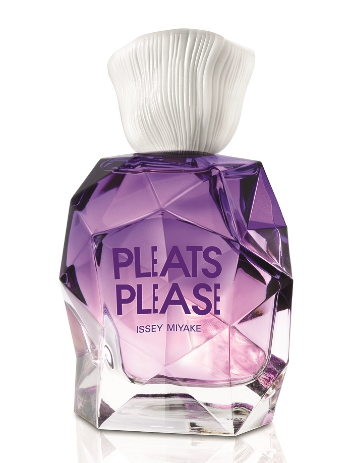 Issey Miyake Pleats Please Eau De Parfum พลีท พลีส ร่ายมนตราสะกดอารมณ์อีกครั้งในรูปแบบของ โอ เดอ ปาร์ฟัง ตามคำอธิบายของโอเรเลียน กุยชารด์ (Aurélien Guichard) ผู้ออกแบบกลิ่นที่ว่า “Pleats Please Eau de Parfum ให้ความรู้สึกเสมือนได้ขบฟันลงไปลิ้มรสมาการ็องไวโอเล็ต”