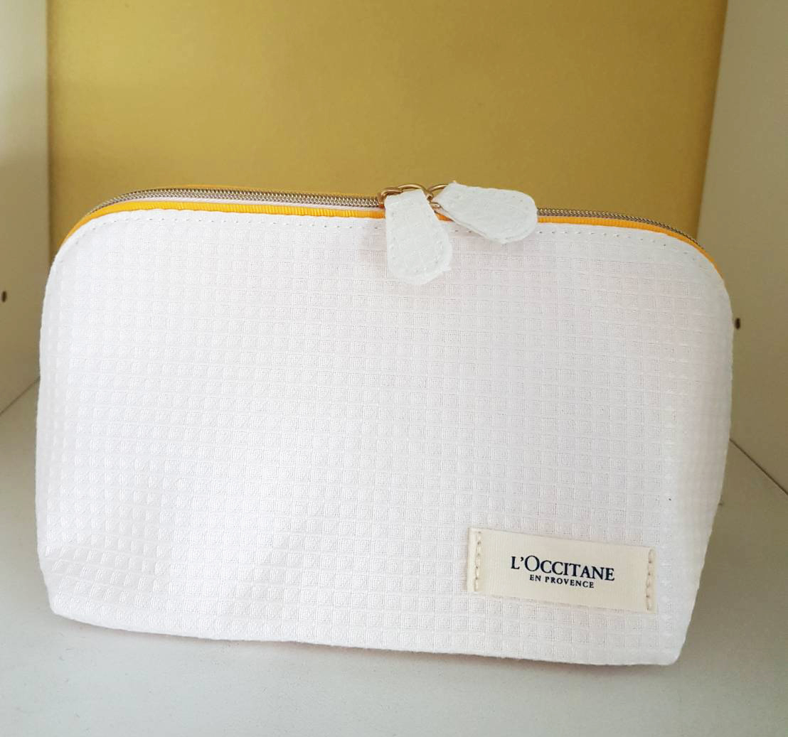 L'Occitane IMM Divine Sept Pouch 2020 1 pc. กระเป๋าใส่เครื่องสำอางจากแบรนด์ L'occitane ด้านในกระเป๋าปริ้นคำว่า "I am made with love & from recycled plastic" ซึ่งหมายความว่า กระเป๋าของเรานั้นผลิตด้วยความรักและผลิตจากพลาสติกที่รีไซเคิล