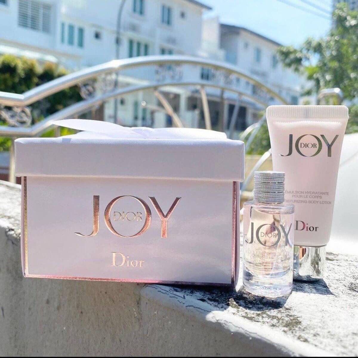 Dior Joy Mini Gift Set 2 Items เซ็ตน้ำหอมผู้หญิง หอมอ่อนโยน บางเบา ทว่าอุ่นอวลไปด้วยเสน่ห์ตราตรึงและความสุขที่แผ่ซานมาจากอินเนอร์ ผ่านกลิ่นหอมแนว powdery floral 