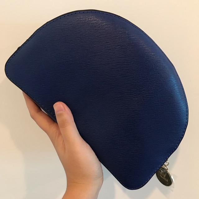 Blue Half Moon Clutch กระเป๋าสีน้ำเงินจาก เอสเต้